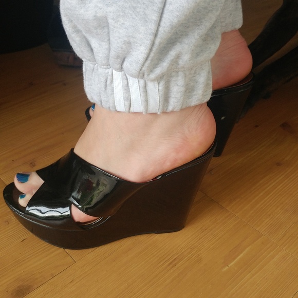 BCBGeneration • Shiny Faux leather black patent wedge sandals 9 - Picture 3 of 8